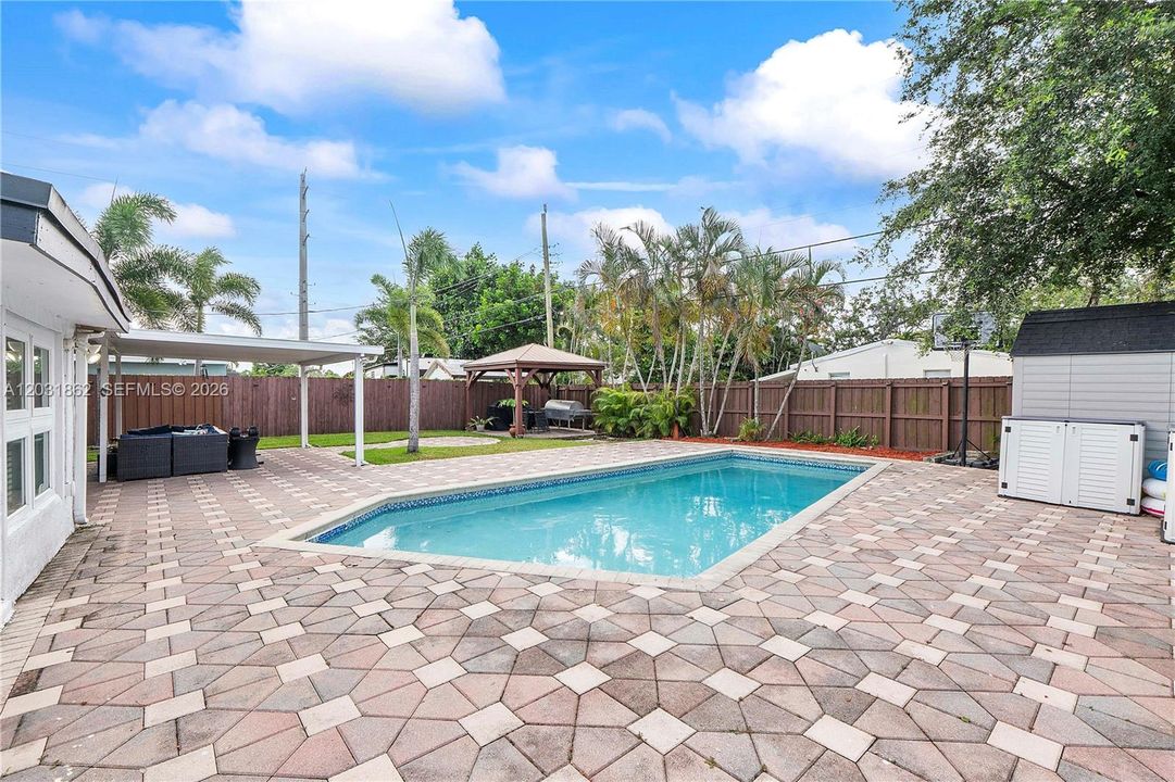 For Sale: $585,000 (3 beds, 3 baths, 784 Square Feet)