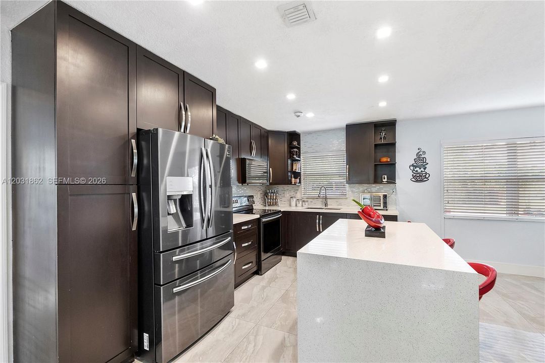 For Sale: $585,000 (3 beds, 3 baths, 784 Square Feet)