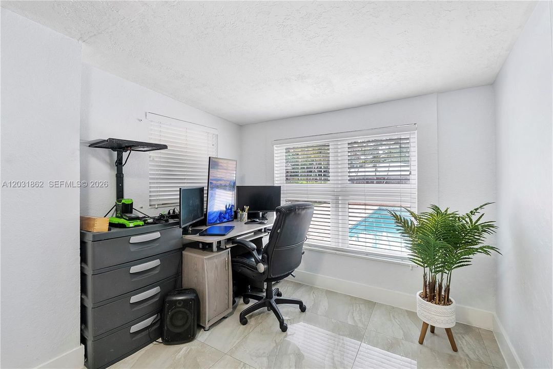 For Sale: $585,000 (3 beds, 3 baths, 784 Square Feet)