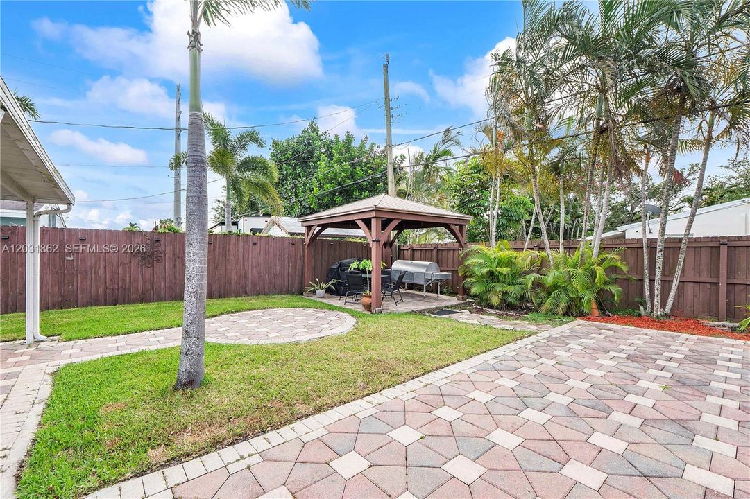 For Sale: $585,000 (3 beds, 3 baths, 784 Square Feet)