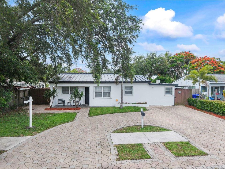 For Sale: $585,000 (3 beds, 3 baths, 784 Square Feet)