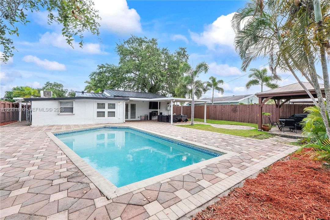 For Sale: $585,000 (3 beds, 3 baths, 784 Square Feet)