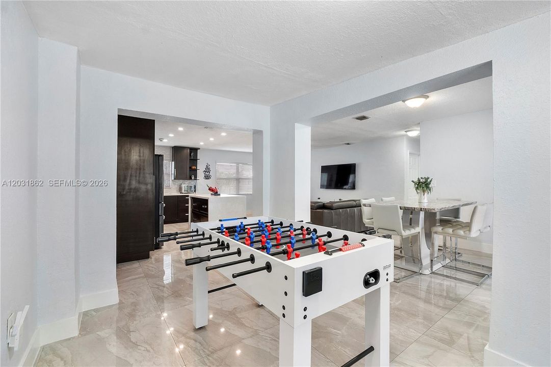 For Sale: $585,000 (3 beds, 3 baths, 784 Square Feet)