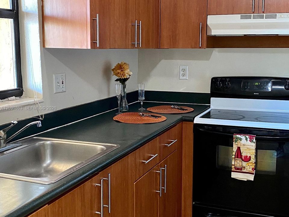 For Rent: $1,875 (2 beds, 1 baths, 750 Square Feet)