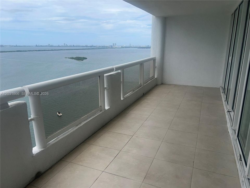 For Rent: $3,300 (1 beds, 1 baths, 1048 Square Feet)