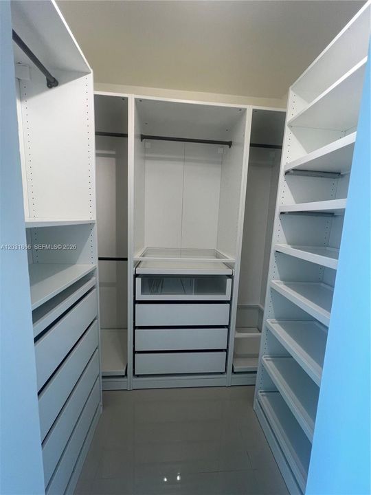 For Rent: $3,300 (1 beds, 1 baths, 1048 Square Feet)