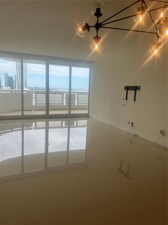 For Rent: $3,300 (1 beds, 1 baths, 1048 Square Feet)