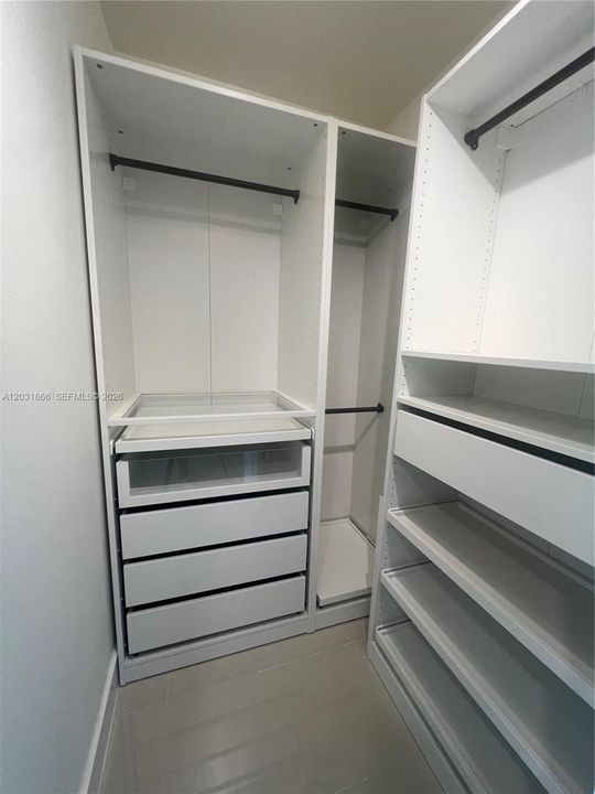 For Rent: $3,300 (1 beds, 1 baths, 1048 Square Feet)