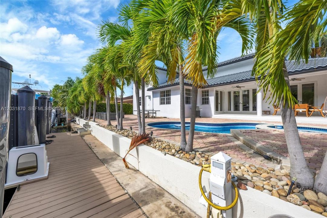 For Sale: $3,690,000 (5 beds, 4 baths, 3814 Square Feet)