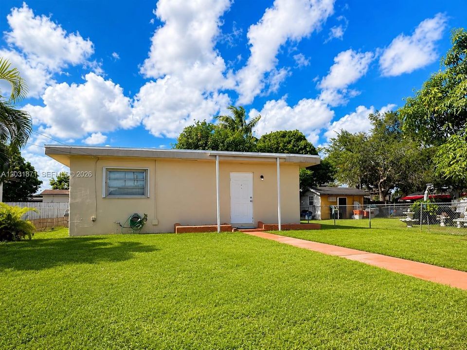 For Rent: $1,850 (1 beds, 1 baths, 1000 Square Feet)