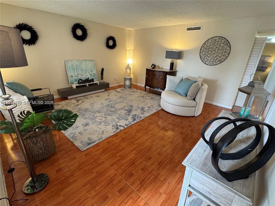 For Rent: $2,250 (2 beds, 2 baths, 963 Square Feet)
