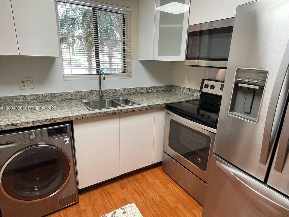 For Rent: $2,250 (2 beds, 2 baths, 963 Square Feet)