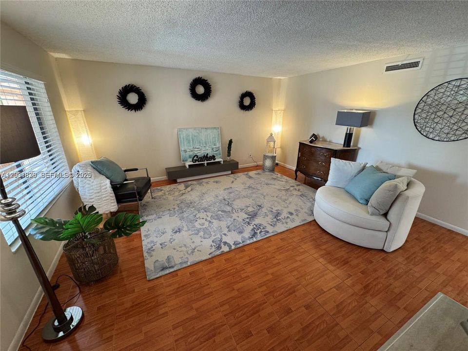 For Rent: $2,250 (2 beds, 2 baths, 963 Square Feet)