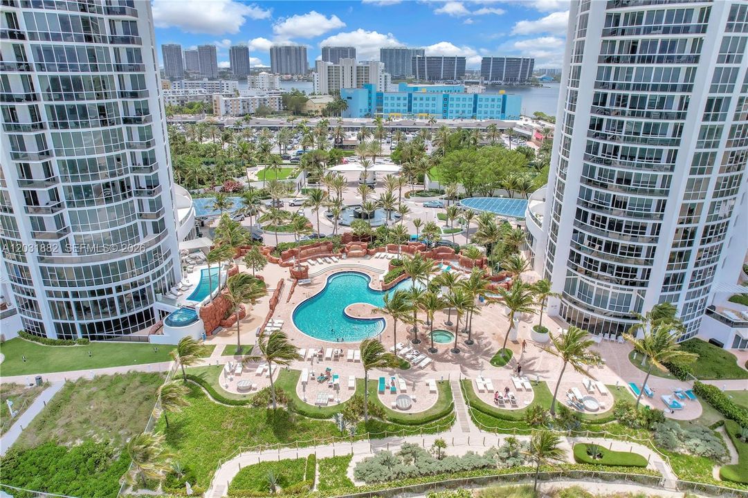 For Sale: $920,000 (1 beds, 1 baths, 992 Square Feet)
