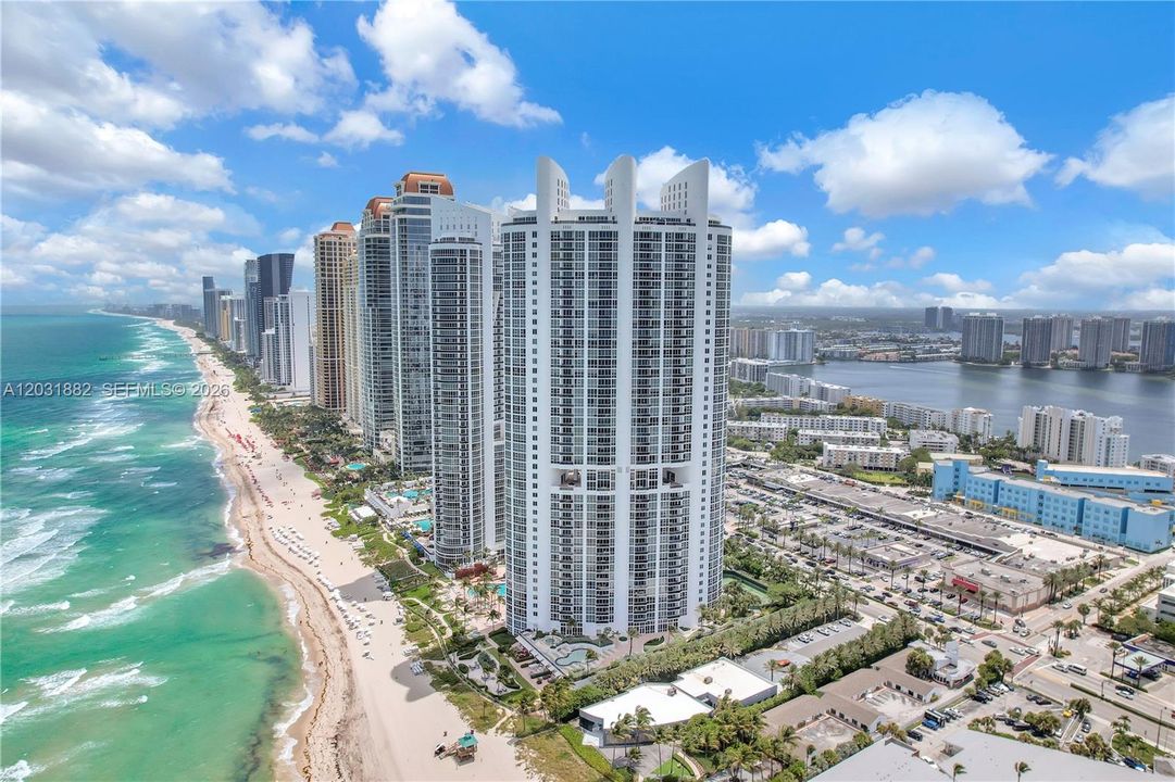 For Sale: $920,000 (1 beds, 1 baths, 992 Square Feet)