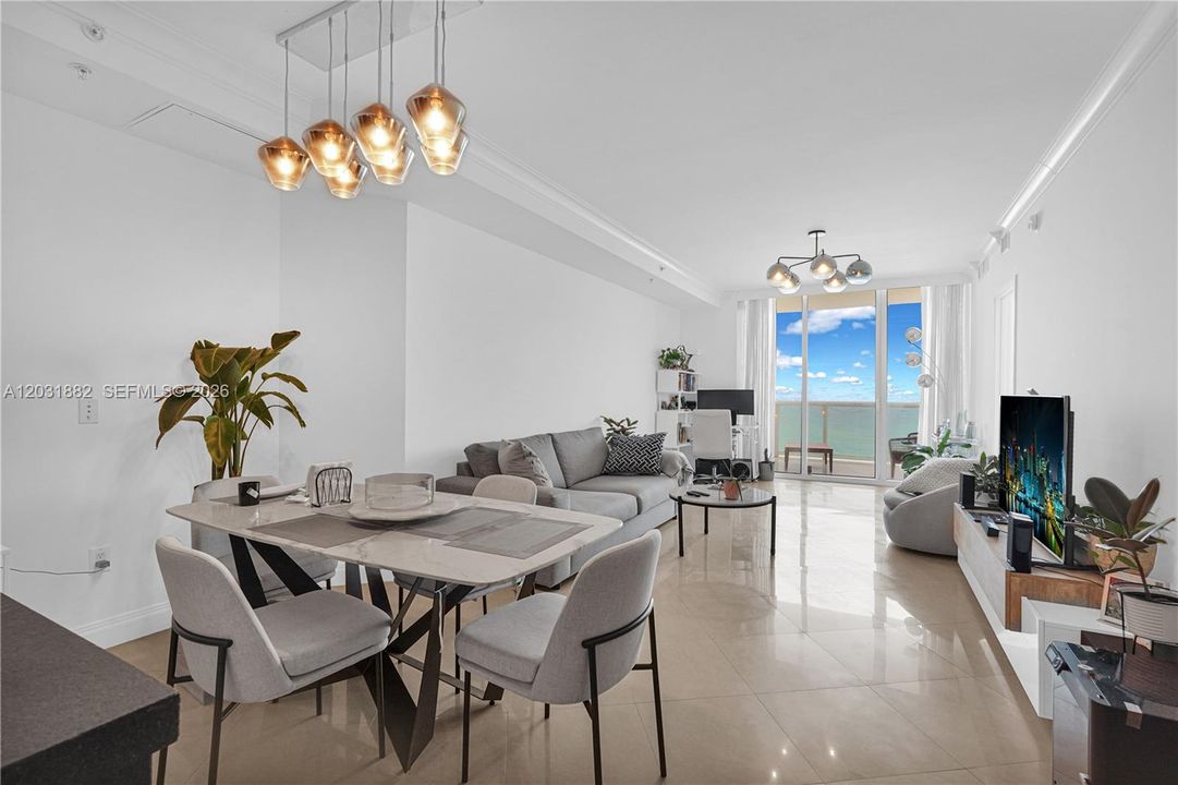 For Sale: $920,000 (1 beds, 1 baths, 992 Square Feet)