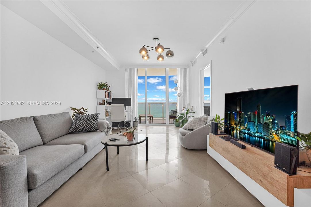 For Sale: $920,000 (1 beds, 1 baths, 992 Square Feet)
