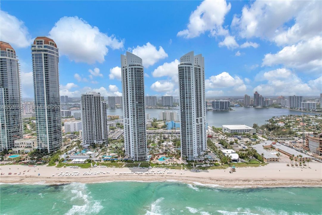 For Sale: $920,000 (1 beds, 1 baths, 992 Square Feet)