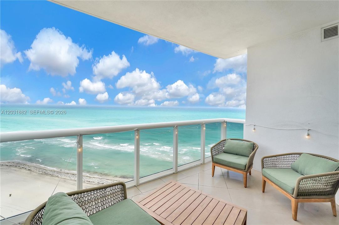 For Sale: $920,000 (1 beds, 1 baths, 992 Square Feet)