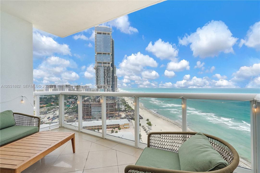 For Sale: $920,000 (1 beds, 1 baths, 992 Square Feet)