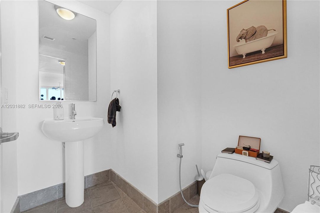 For Sale: $920,000 (1 beds, 1 baths, 992 Square Feet)
