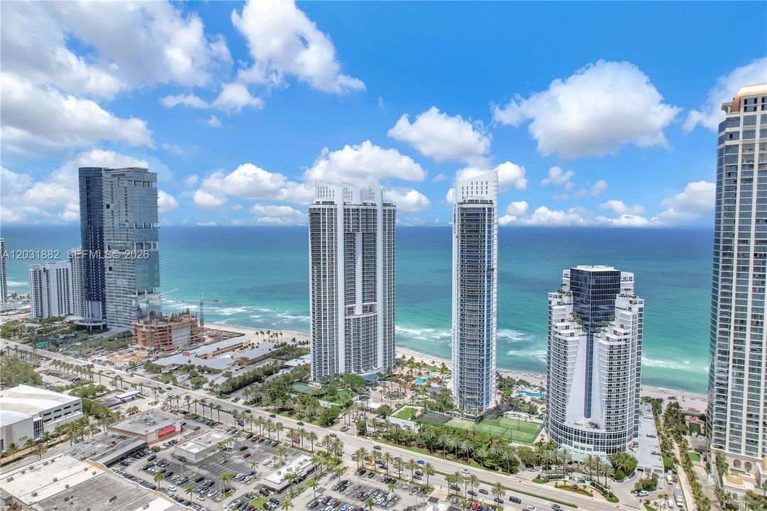 For Sale: $920,000 (1 beds, 1 baths, 992 Square Feet)