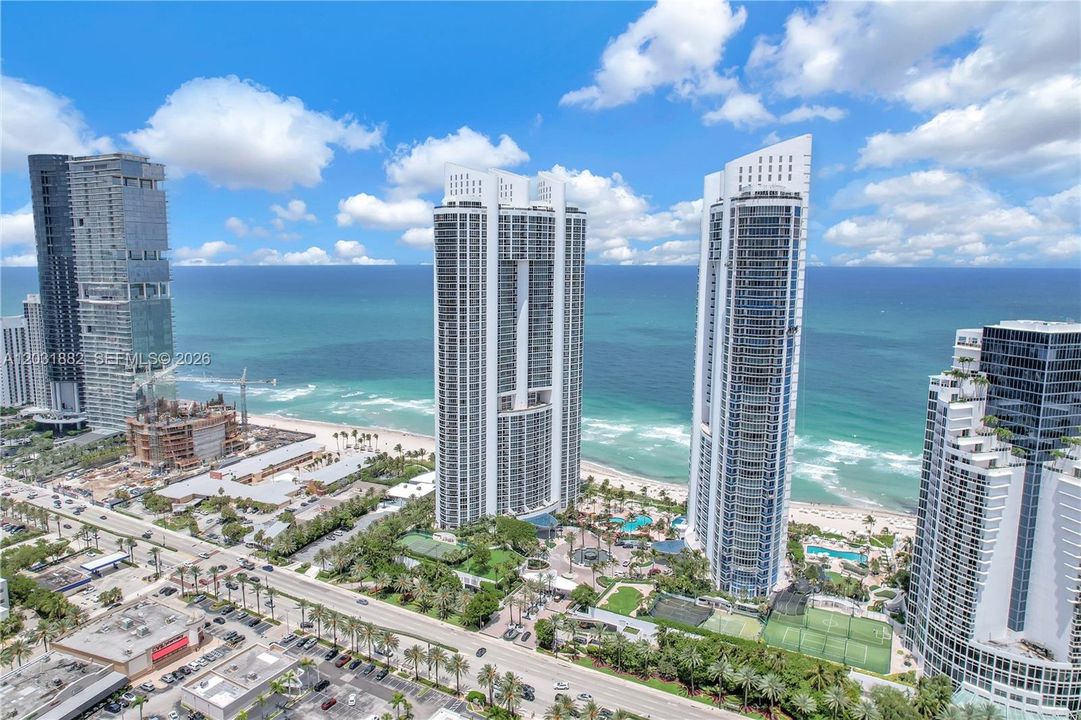 For Sale: $920,000 (1 beds, 1 baths, 992 Square Feet)