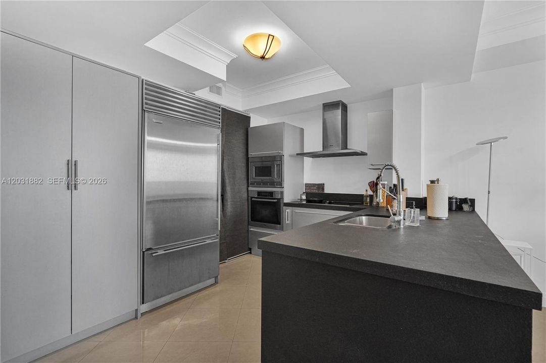 For Sale: $920,000 (1 beds, 1 baths, 992 Square Feet)