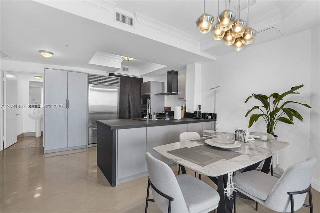 For Sale: $920,000 (1 beds, 1 baths, 992 Square Feet)