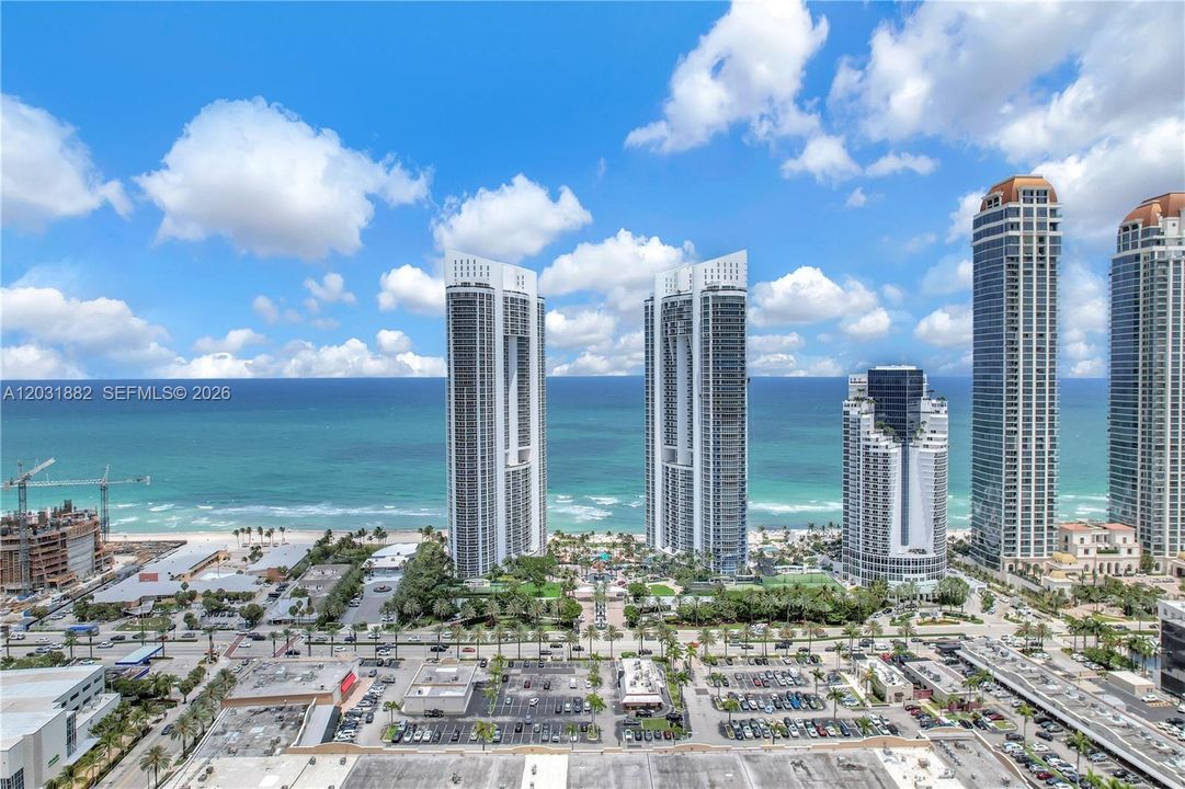 For Sale: $920,000 (1 beds, 1 baths, 992 Square Feet)
