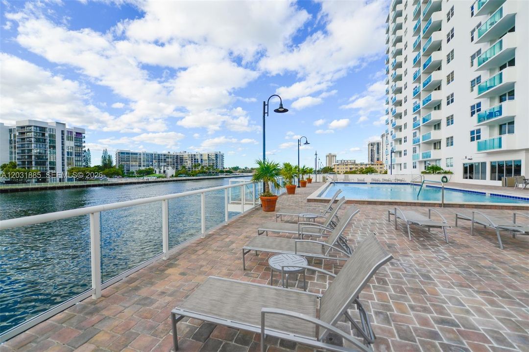For Rent: $2,375 (1 beds, 1 baths, 906 Square Feet)