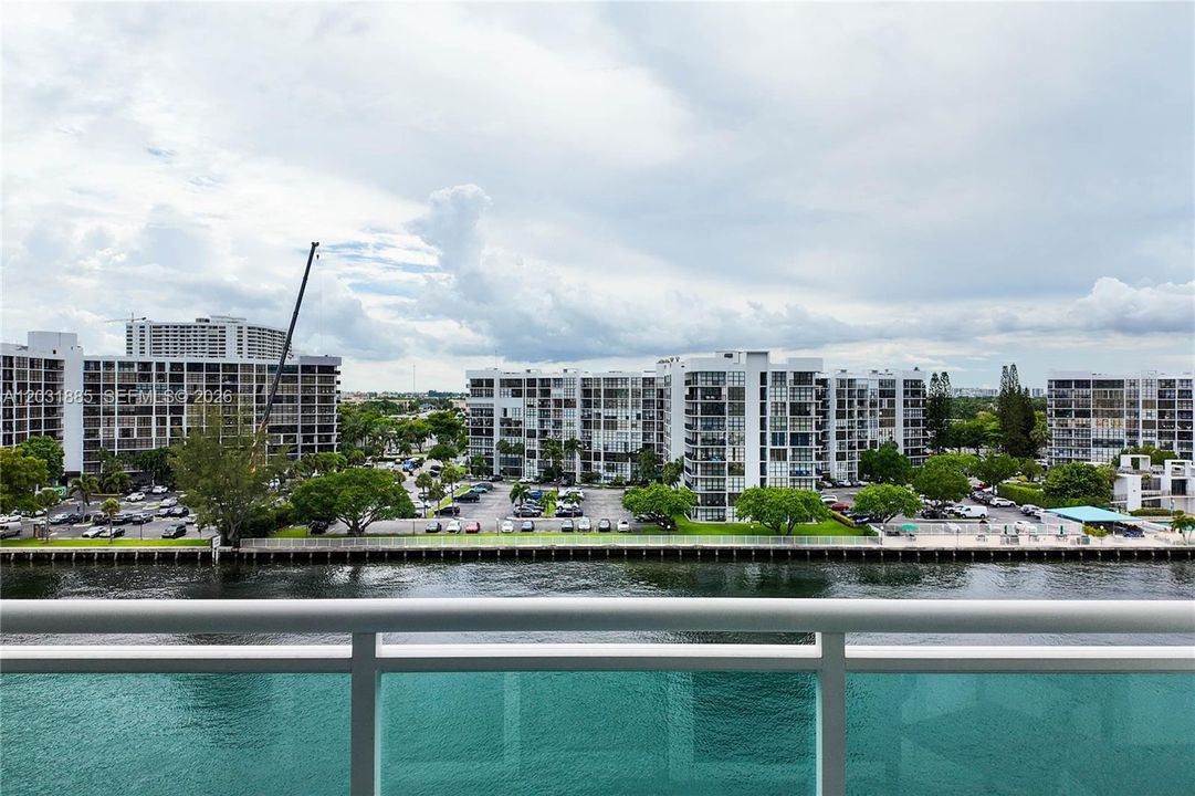 For Rent: $2,375 (1 beds, 1 baths, 906 Square Feet)
