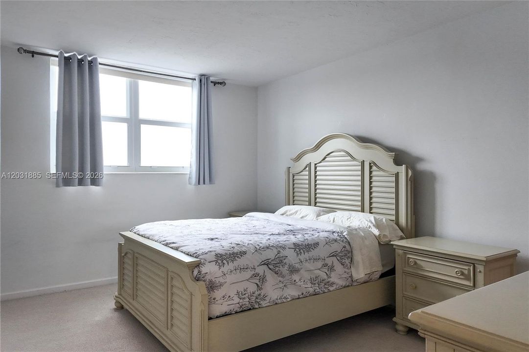 For Rent: $2,375 (1 beds, 1 baths, 906 Square Feet)