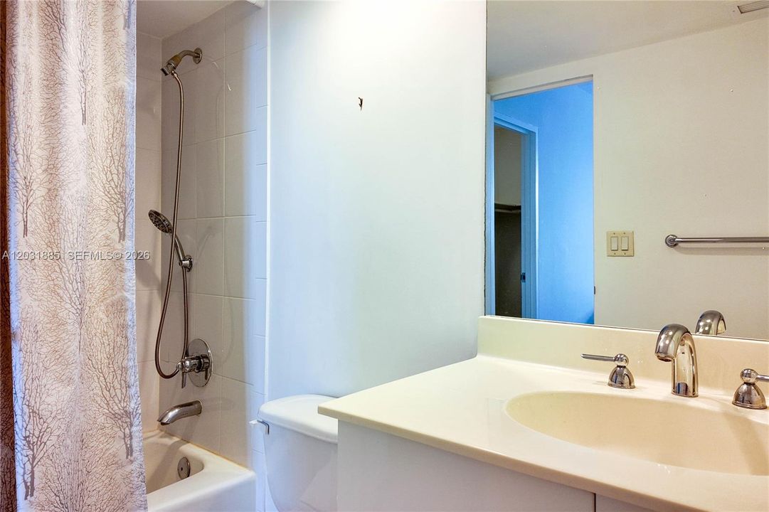 For Rent: $2,375 (1 beds, 1 baths, 906 Square Feet)
