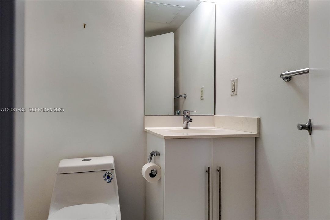 For Rent: $2,375 (1 beds, 1 baths, 906 Square Feet)