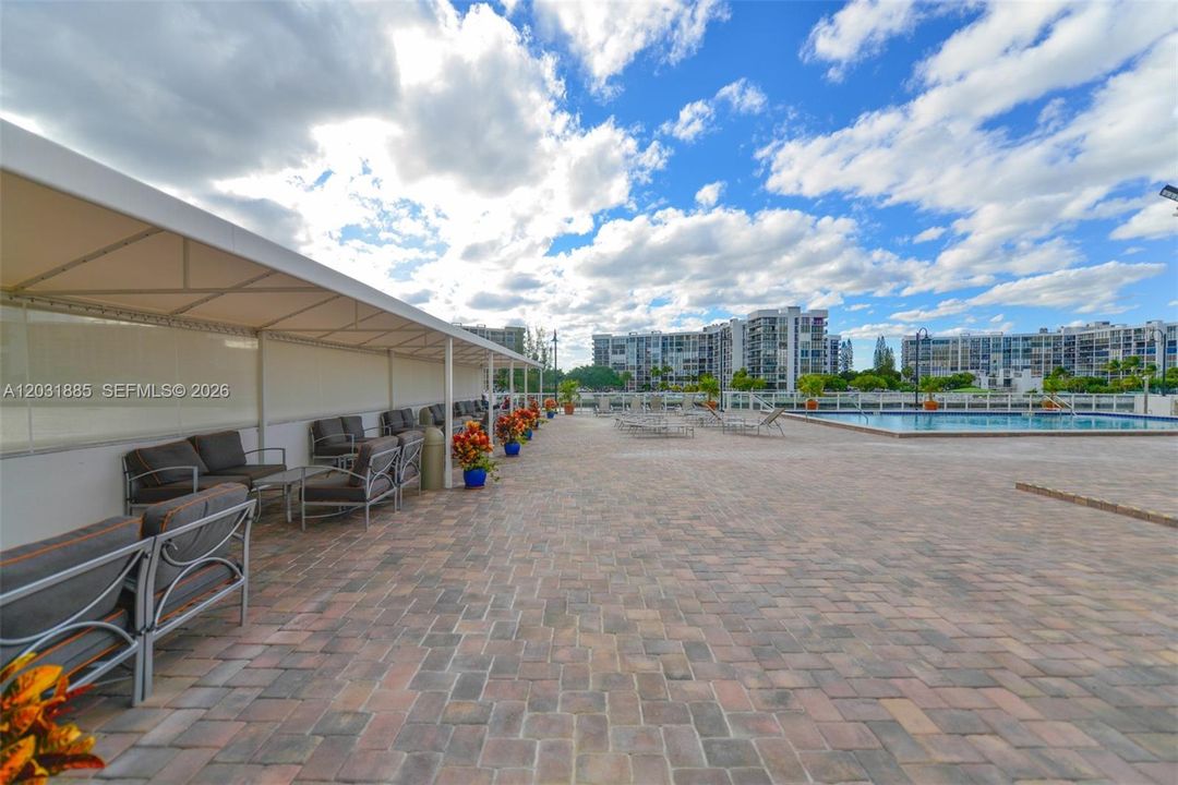 For Rent: $2,375 (1 beds, 1 baths, 906 Square Feet)