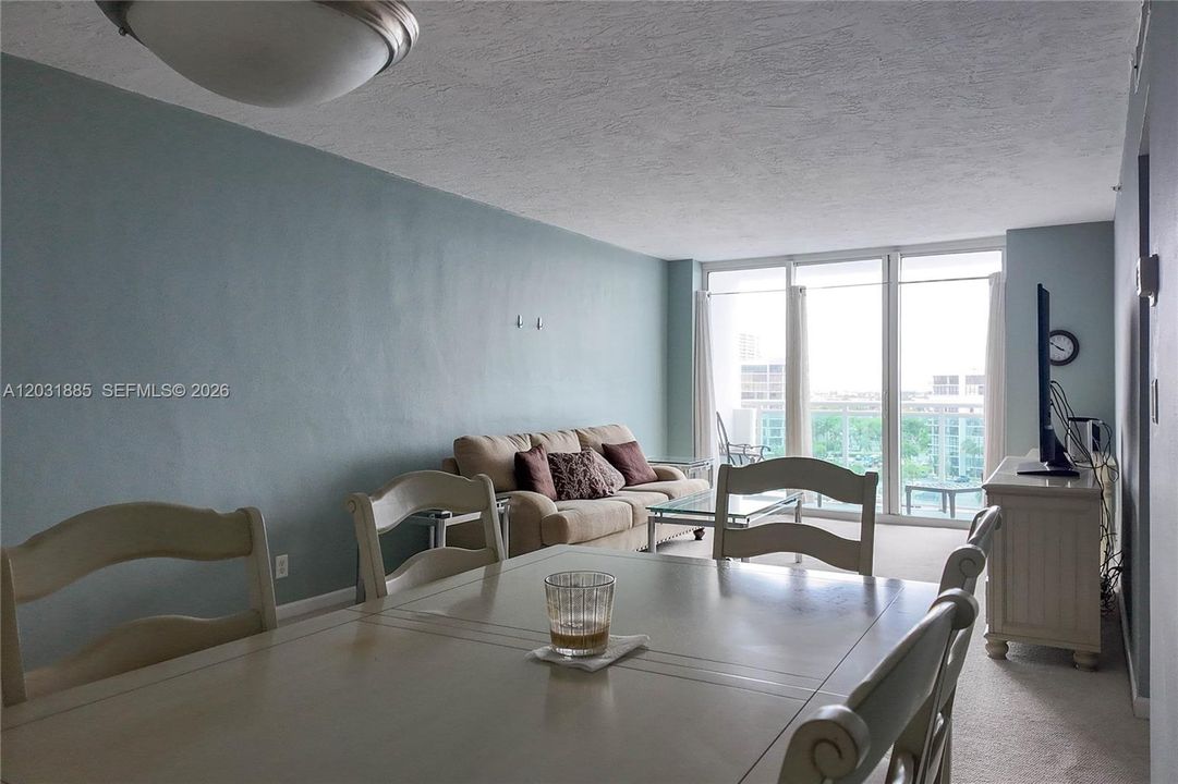For Rent: $2,375 (1 beds, 1 baths, 906 Square Feet)