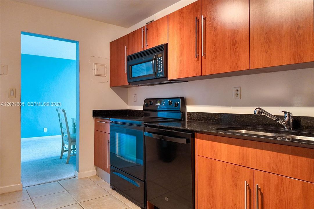 For Rent: $2,375 (1 beds, 1 baths, 906 Square Feet)