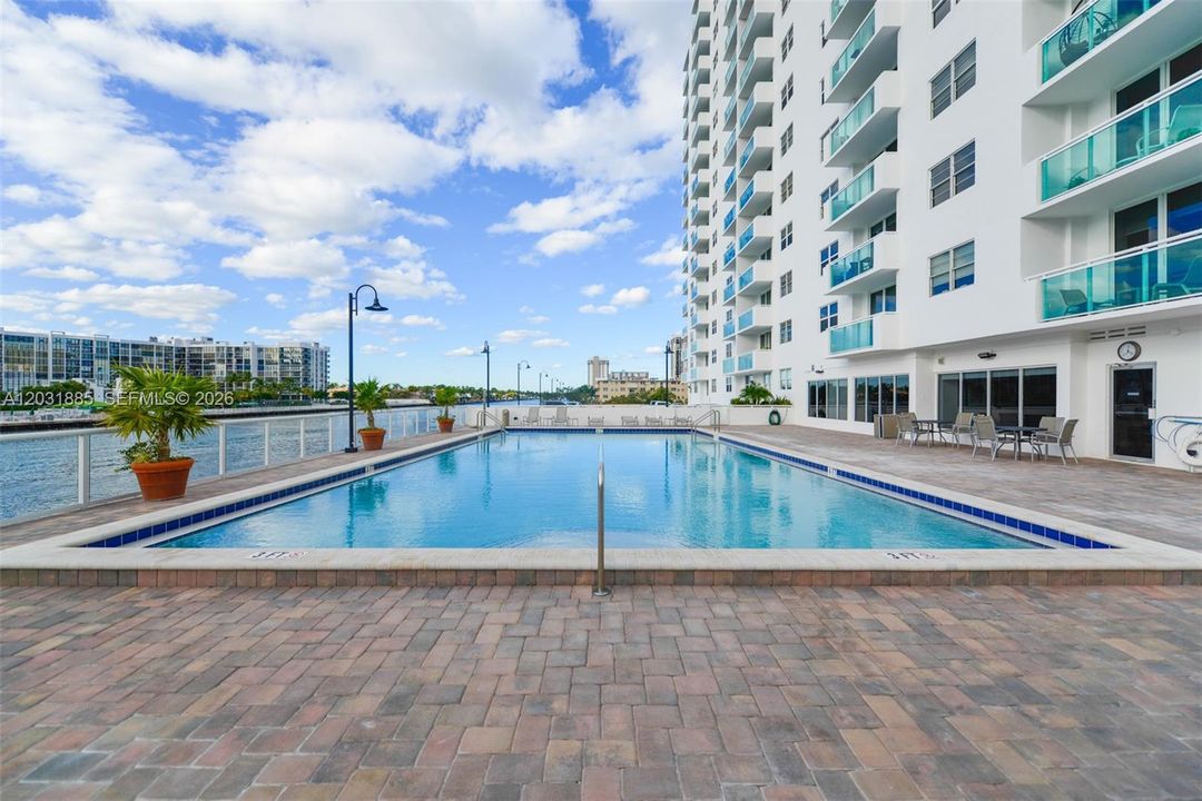 For Rent: $2,375 (1 beds, 1 baths, 906 Square Feet)