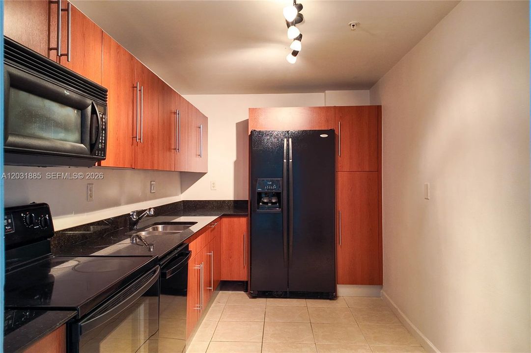 For Rent: $2,375 (1 beds, 1 baths, 906 Square Feet)