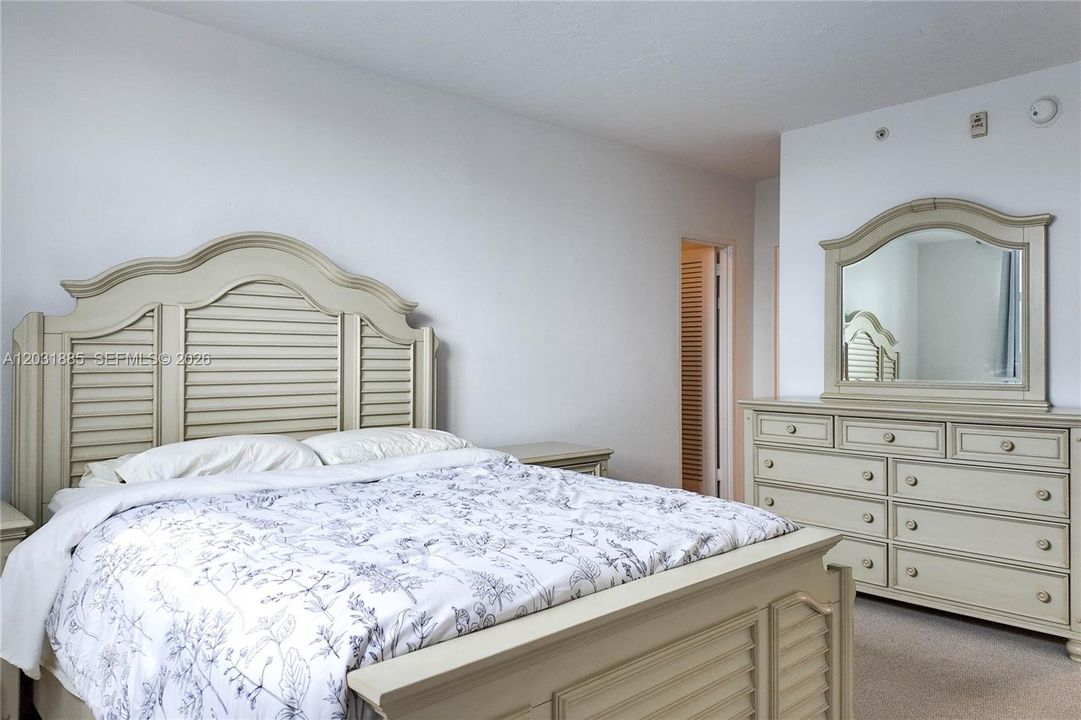 For Rent: $2,375 (1 beds, 1 baths, 906 Square Feet)