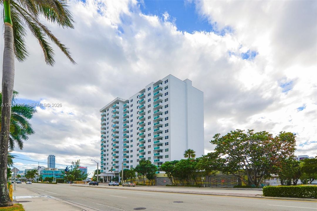 For Rent: $2,375 (1 beds, 1 baths, 906 Square Feet)