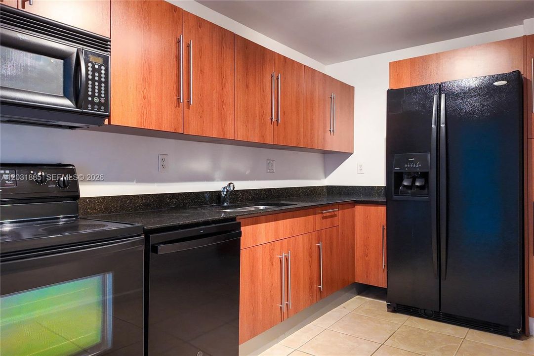 For Rent: $2,375 (1 beds, 1 baths, 906 Square Feet)