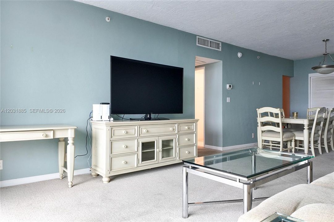 For Rent: $2,375 (1 beds, 1 baths, 906 Square Feet)