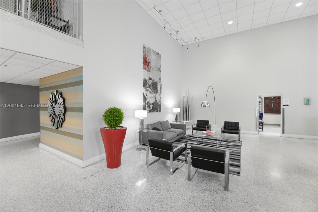For Rent: $2,375 (1 beds, 1 baths, 906 Square Feet)