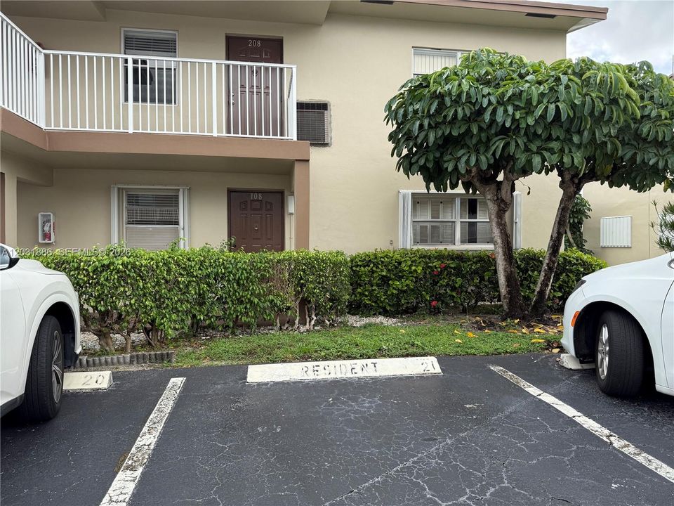 For Sale: $168,000 (2 beds, 2 baths, 990 Square Feet)