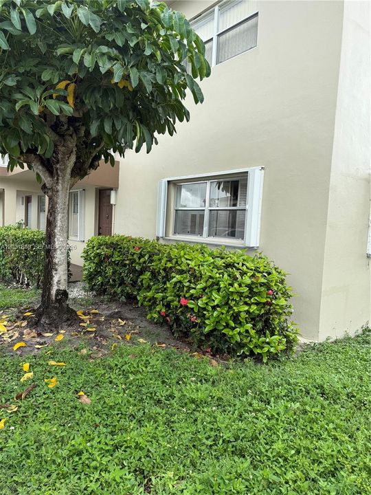 For Sale: $168,000 (2 beds, 2 baths, 990 Square Feet)