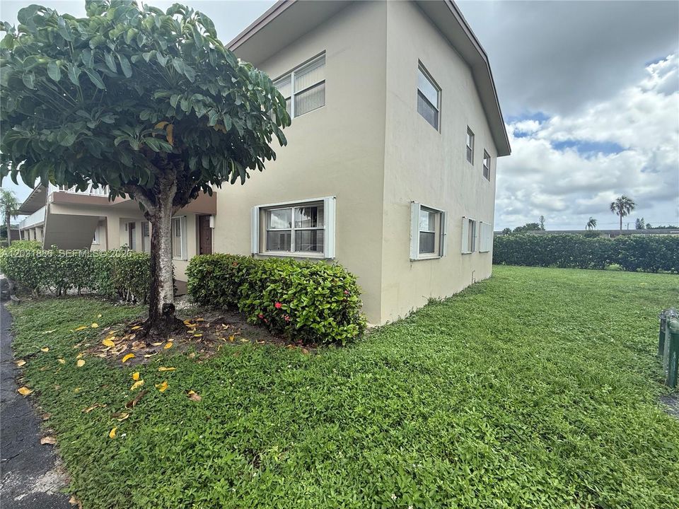 For Sale: $168,000 (2 beds, 2 baths, 990 Square Feet)