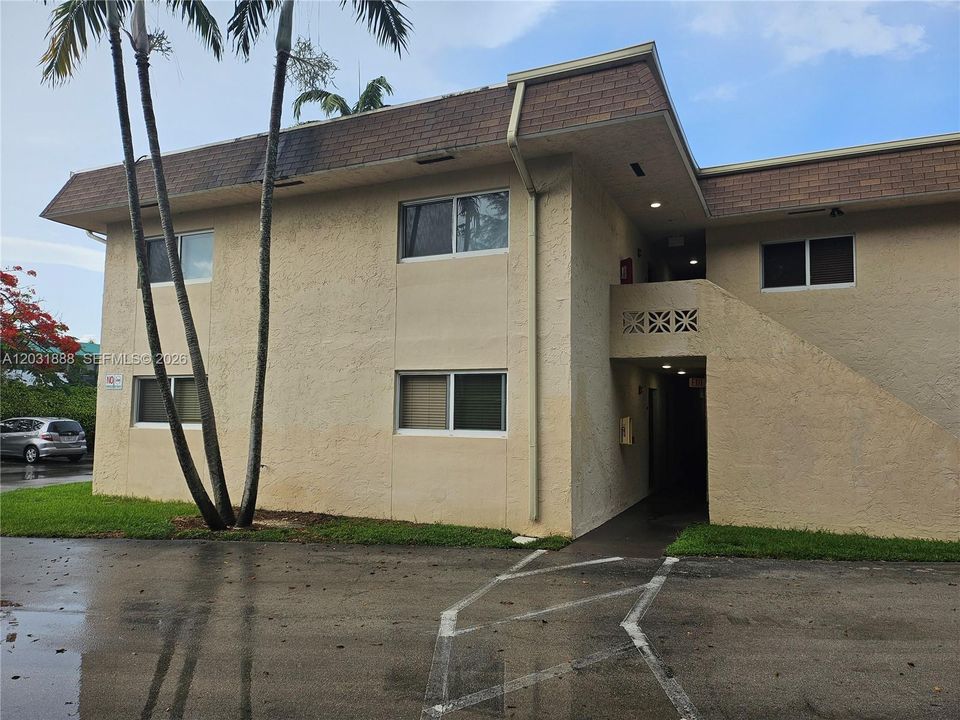 For Rent: $2,200 (2 beds, 2 baths, 805 Square Feet)