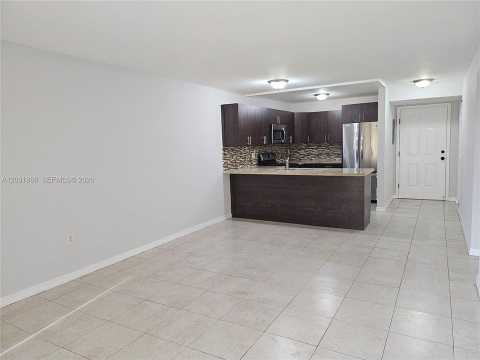 For Rent: $2,200 (2 beds, 2 baths, 805 Square Feet)